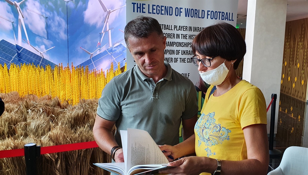 Сергій Ребров отримав у подарунок книжку "Подих пустелі" в українському павільйоні на EXPO 2020